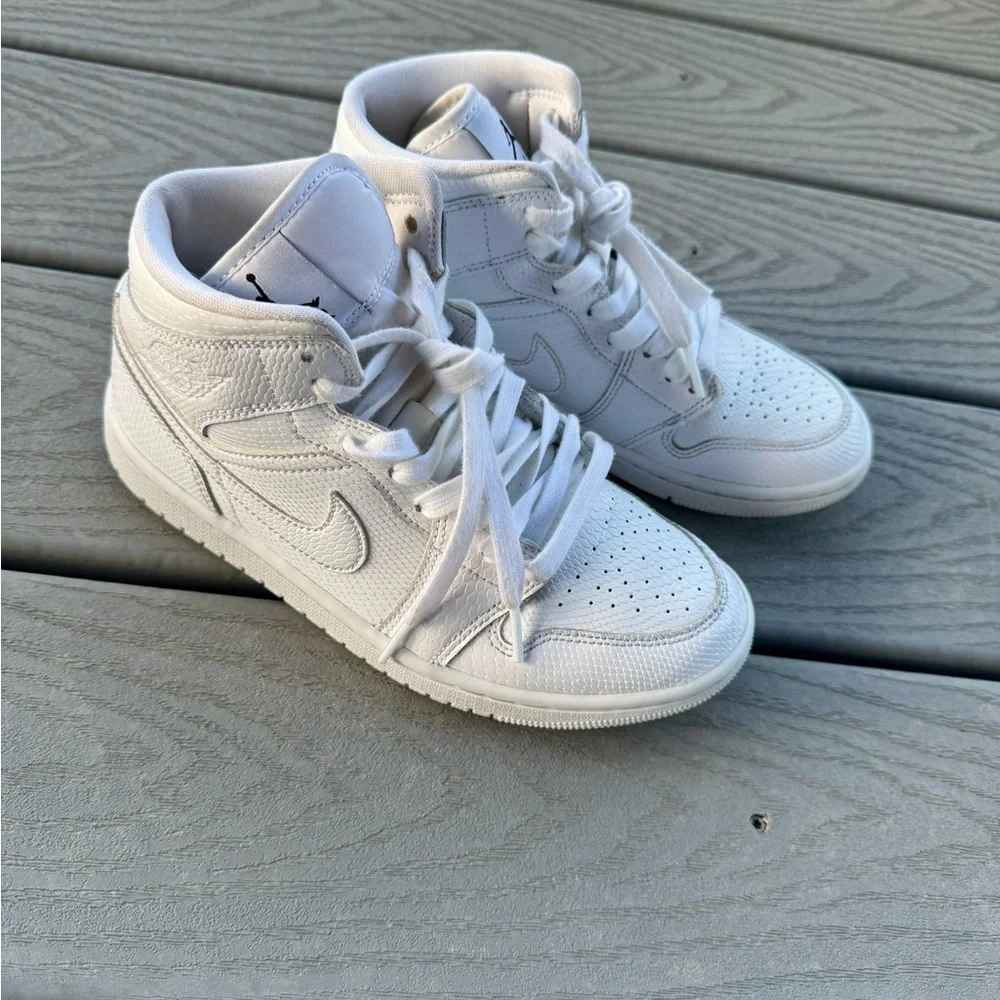 Air Jordan 1 Mid Triple White Women’s 6